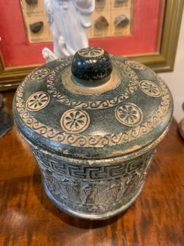 Vaso Pyxis in terracotta in rilievo 