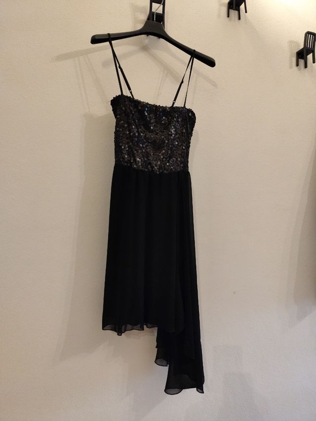 Abito nero elegante con paillettes Rinascimento