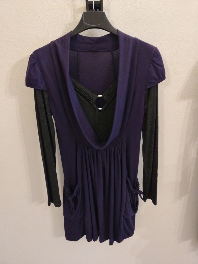 Vestito viola e grigio