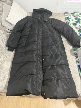 Abrigo/Plumas Largo Negro con Capucha-Talla XL/L