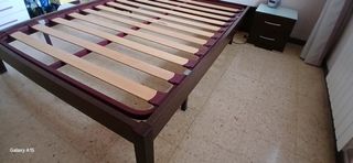 Cama y mesitas.