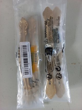 Tiradores metálicos tipo asa