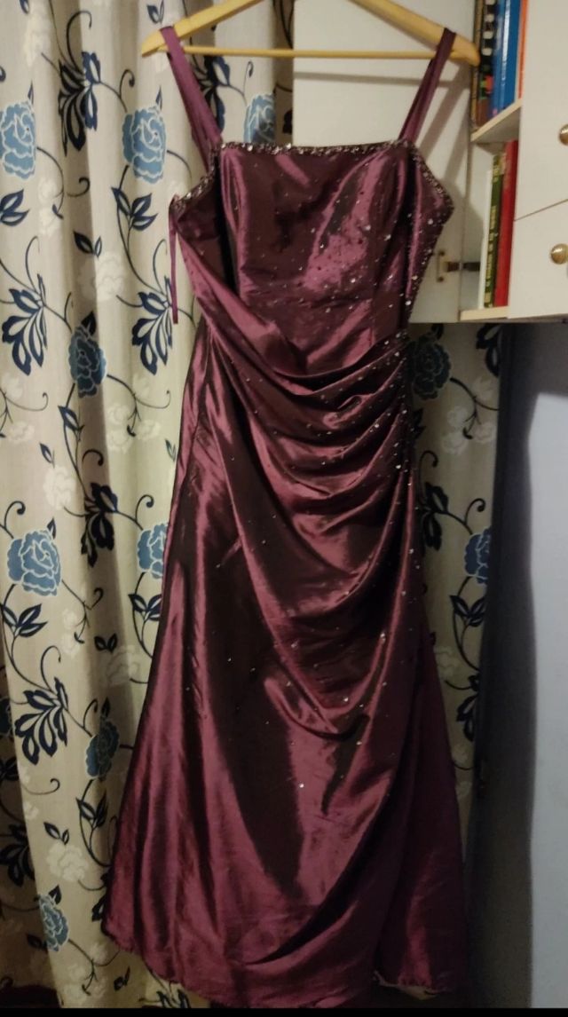 Vestido fiesta color vino tinto