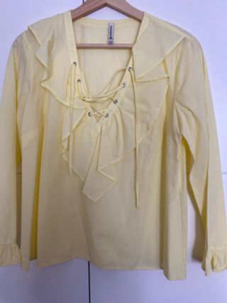 Blusa escote pico con volantes