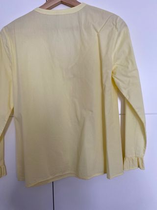 Blusa escote pico con volantes