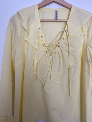 Blusa escote pico con volantes
