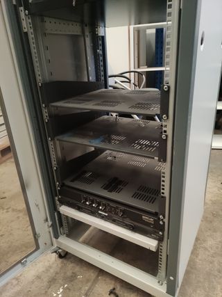 Armario Rack Metálico con equipo sonido