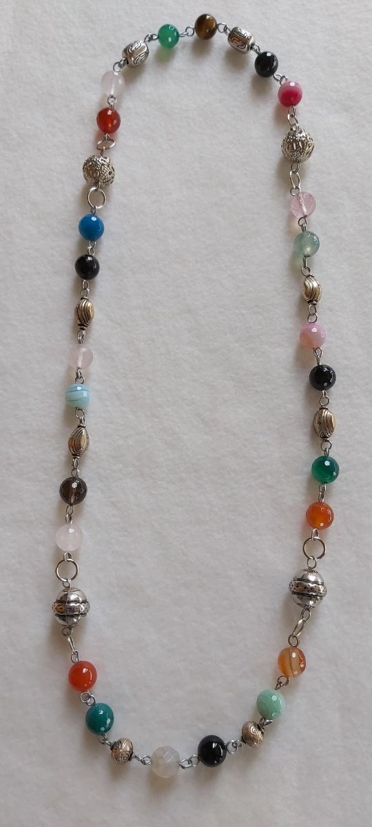 Collana lunga con vere pietre dure, multicolore