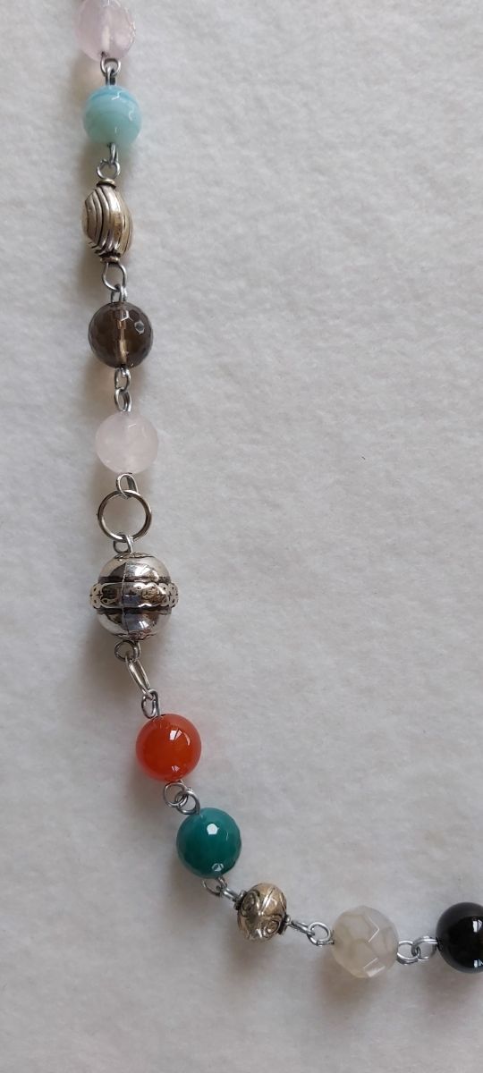 Collana lunga con vere pietre dure, multicolore