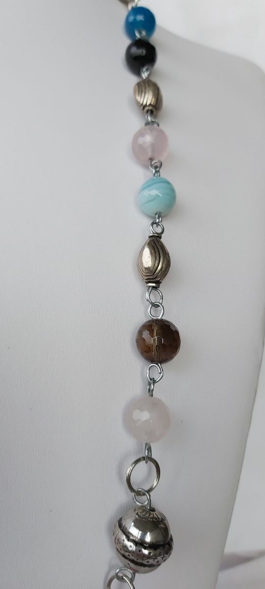 Collana lunga con vere pietre dure, multicolore