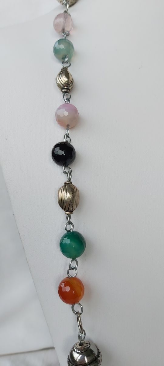 Collana lunga con vere pietre dure, multicolore