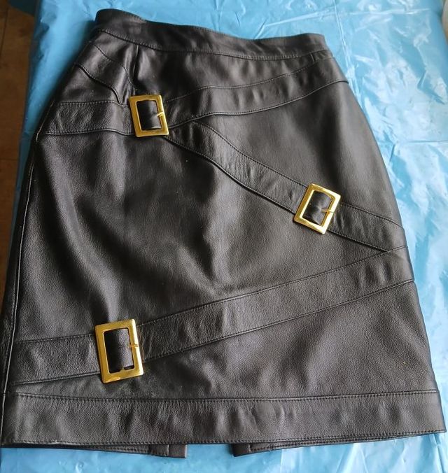 Falda de cuero negro con hebillas