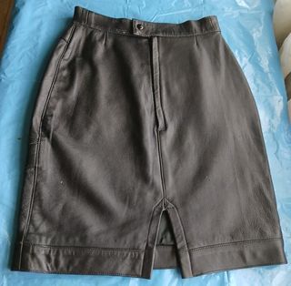 Falda de cuero negro con hebillas