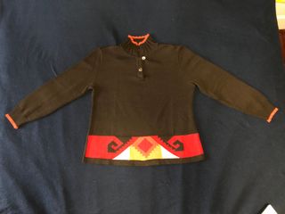 Chaqueta de punto marron con motivos geometricos