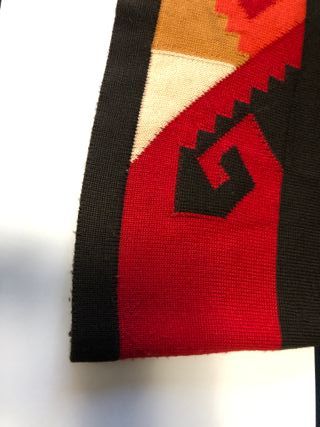 Chaqueta de punto marron con motivos geometricos
