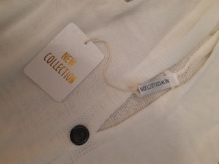 Cardigan con bottoni e cappuccio bianco