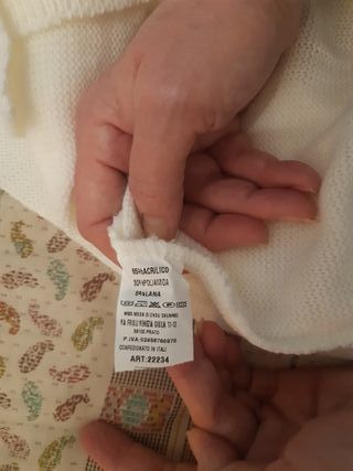 Cardigan con bottoni e cappuccio bianco