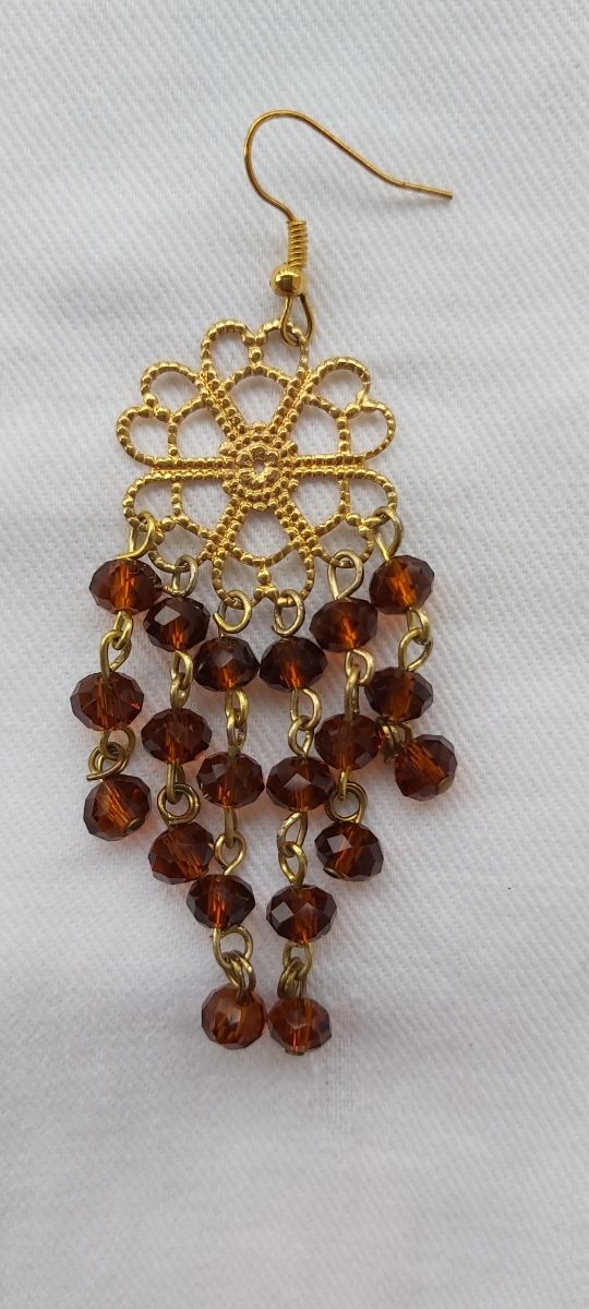 Orecchini con filigrane e cristalli marroni