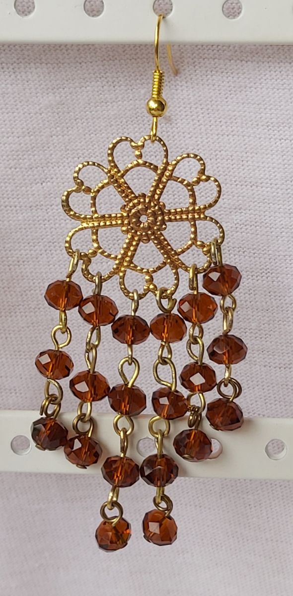 Orecchini con filigrane e cristalli marroni