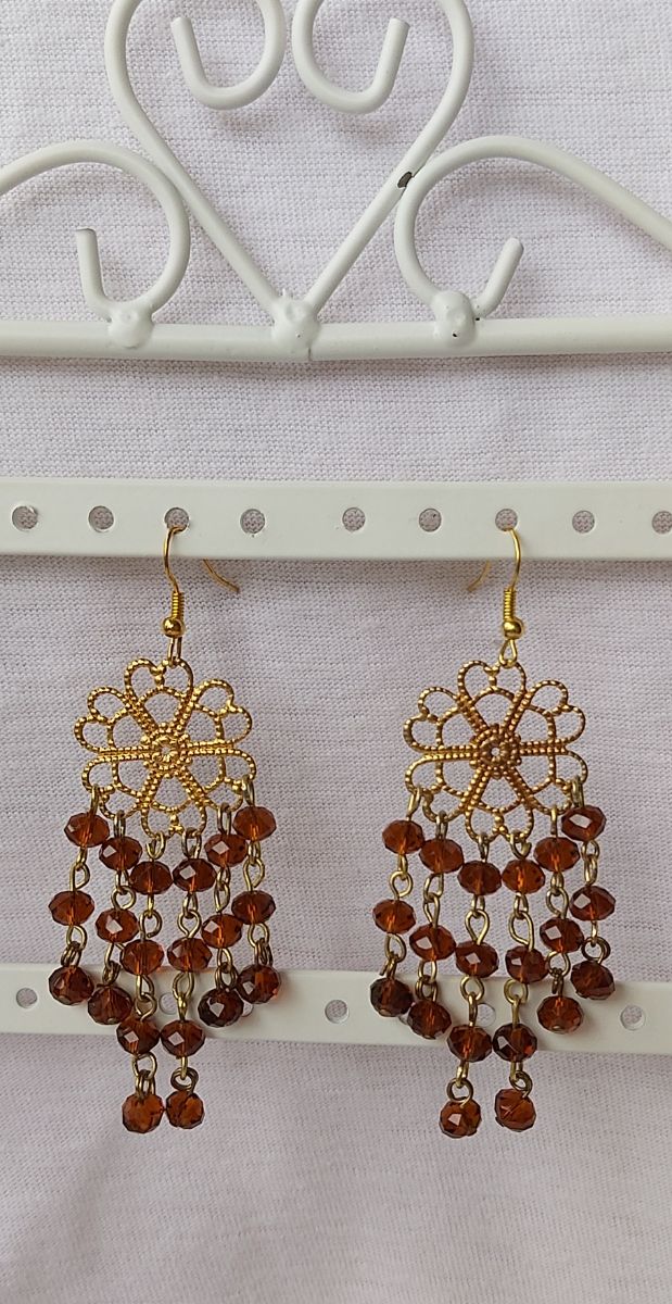 Orecchini con filigrane e cristalli marroni