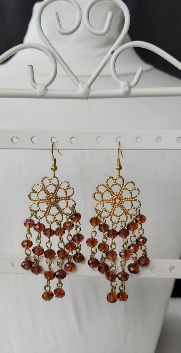 Orecchini con filigrane e cristalli marroni