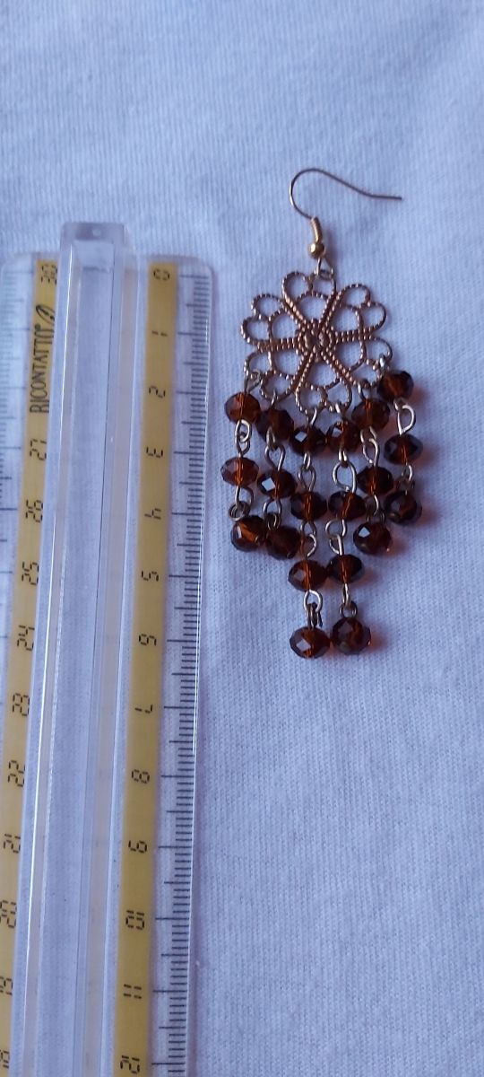 Orecchini con filigrane e cristalli marroni