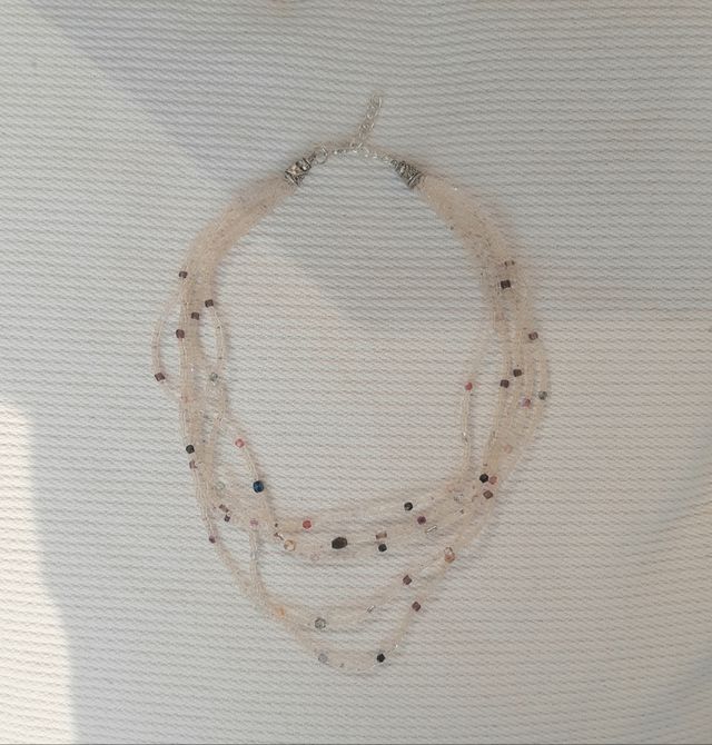 Collana di perline di vetro panna