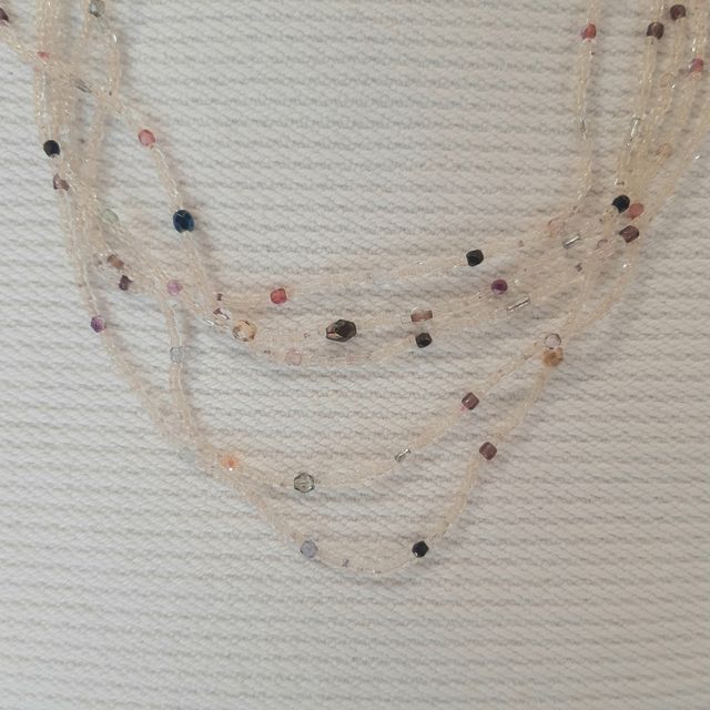 Collana di perline di vetro panna