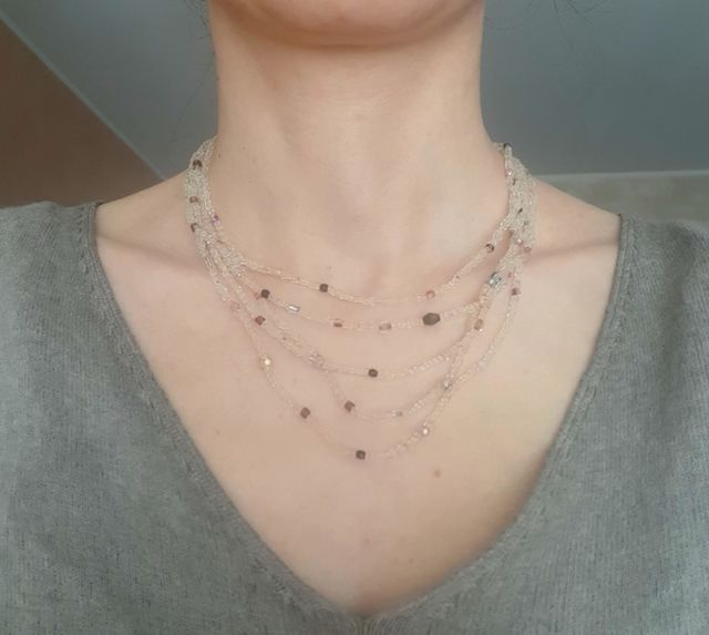 Collana di perline di vetro panna