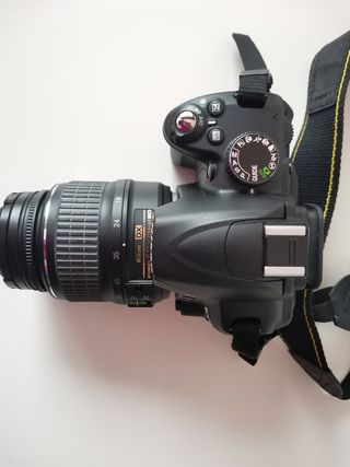 Cámara réflex Nikon D3100 con mochila de regalo