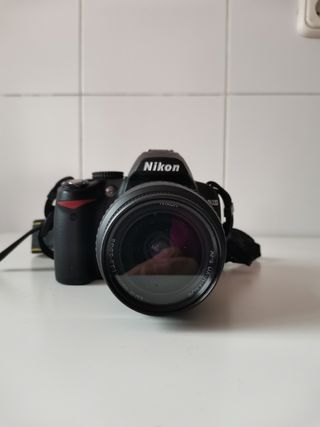 Cámara réflex Nikon D3100 con mochila de regalo