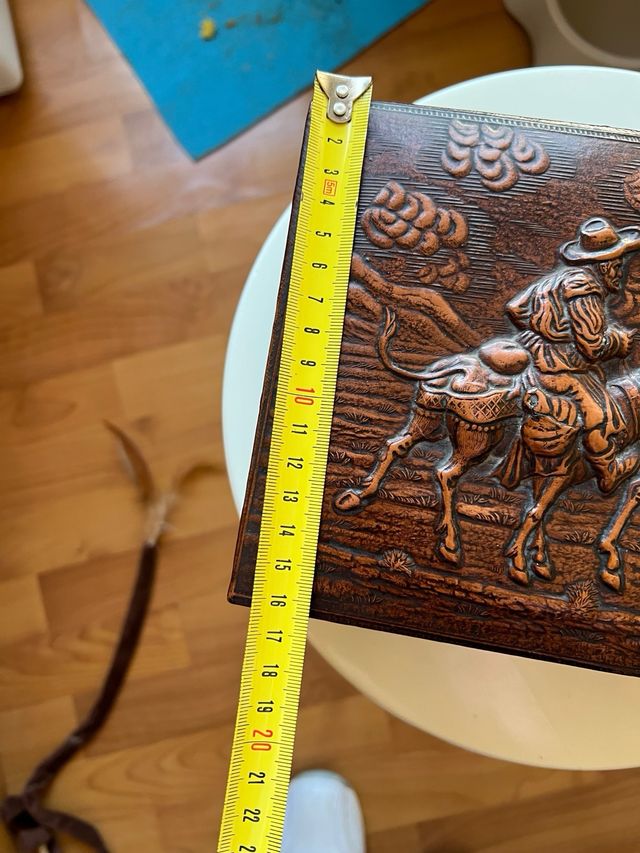 Caja de cuero antigua