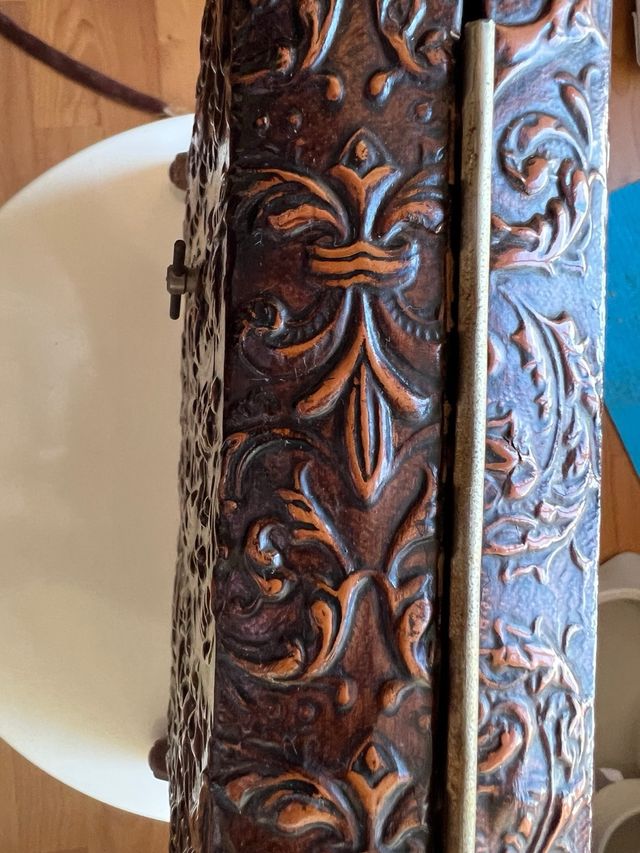 Caja de cuero antigua