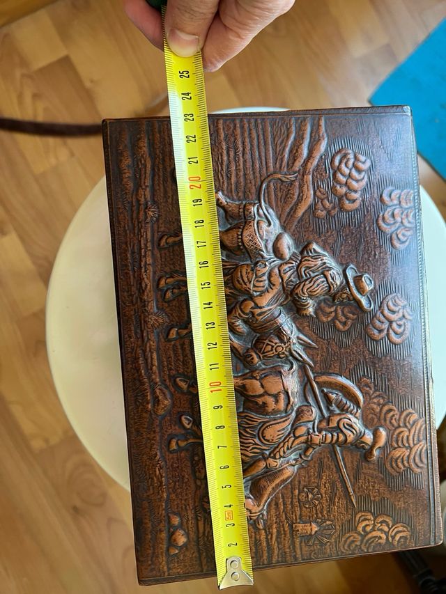 Caja de cuero antigua