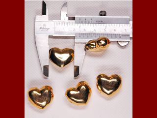 Cuori in plastica abs dorati con 1 foro passante