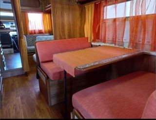 Parcela de recreo con autocaravana en camping