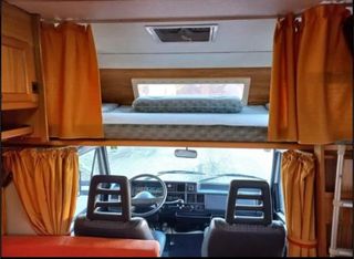 Parcela de recreo con autocaravana en camping