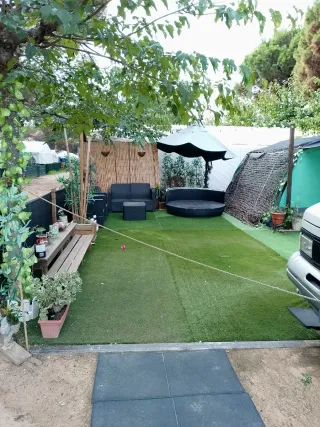 Parcela de recreo con autocaravana en camping