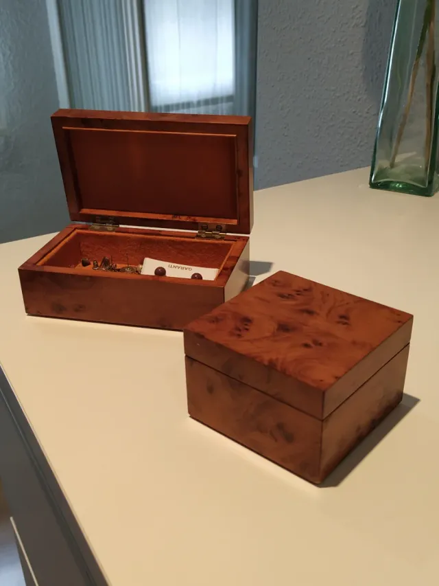 Cajitas de maderas nobles.