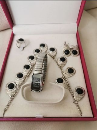 Conjunto de collar, pendientes,  reloj..