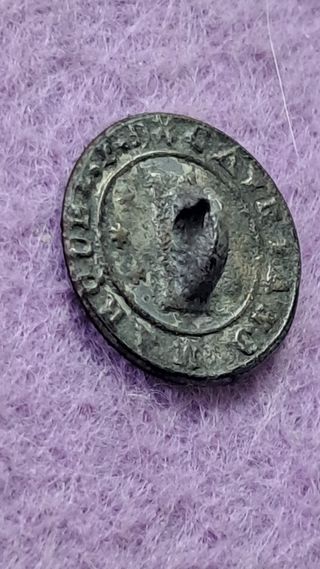 RARO!! Botón ISABEL II con marca detrás