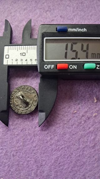 RARO!! Botón ISABEL II con marca detrás