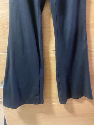 Pantalón negro acampanado