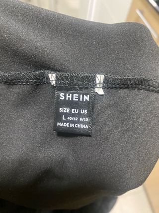 Pantalón negro acampanado