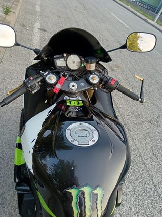 YAMAHA R6