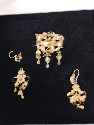 Antiguos pendientes y broche oro 18 K. 