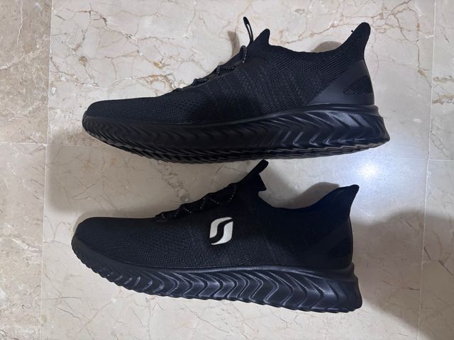 Zapatillas deportivas negras sin usar . Numero 38