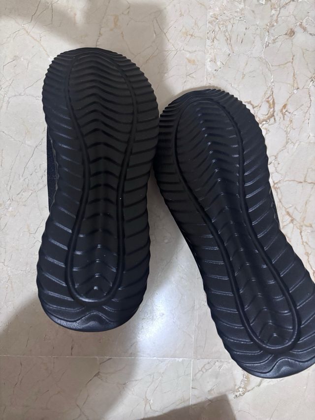 Zapatillas deportivas negras sin usar . Numero 38