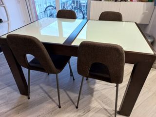 Tavolo e sedie allungabili in legno