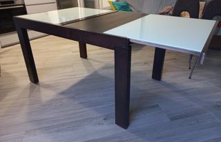 Tavolo e sedie allungabili in legno